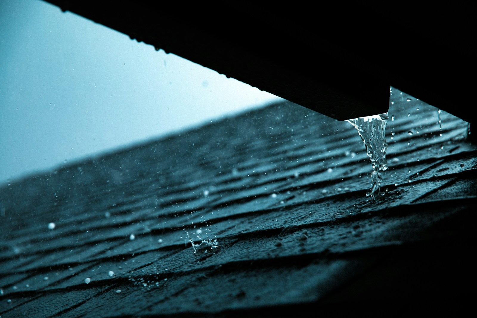 Calha em telhado durante chuva